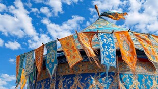 多彩蒙古包顶 彩旗飘扬