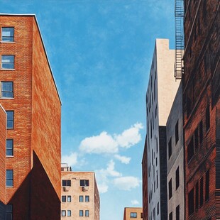 城市楼宇间的晴朗天空