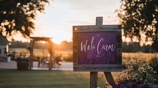 夕阳下的婚礼欢迎指示牌