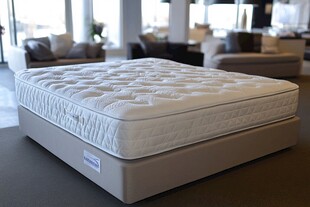 舒适床垫展示于家居店内