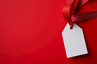 红色背景上的空白礼品标签