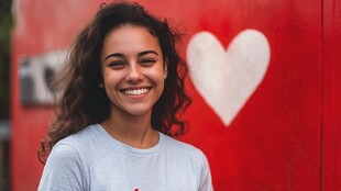 微笑女孩与爱心背景