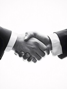 商务人士握手合作瞬间