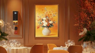 餐厅内雅致的花卉装饰画