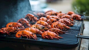 户外烧烤架上的美味小龙虾
