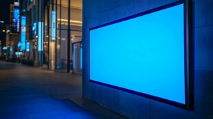 城市夜景中的蓝色空白广告牌