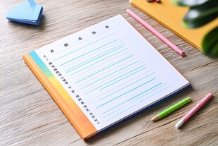 多彩笔记本与彩色铅笔