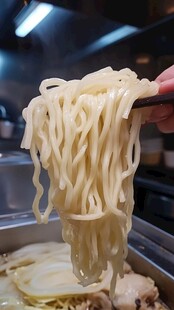 筷子夹起的美味劲道面条