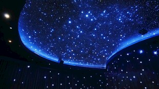 梦幻星空吊顶营造浪漫氛围