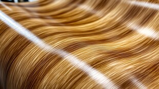 柔顺光泽的金棕色秀发