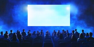影院观影场景 观众与大屏