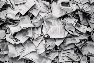 废旧报纸堆 杂乱之景