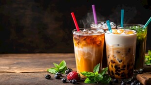 多样冰饮摆于木桌