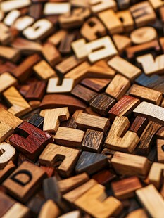 多彩木质字母拼图散落画面