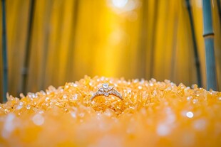 金珠上的璀璨钻戒