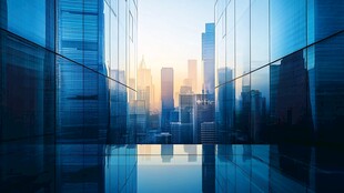 玻璃窗前的都市壮丽景致