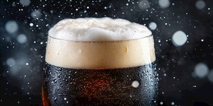 泡沫丰富的深色啤酒杯