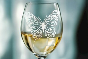 蝴蝶图案的精美葡萄酒杯