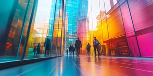 都市多彩建筑下的行人身影