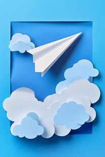 纸飞机穿梭于云朵之间