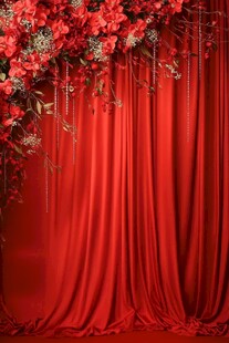 红色花饰垂挂于红色幕布前