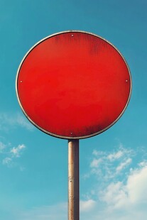 红色圆形交通标志牌特写