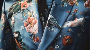 中式花鸟刺绣西装细节