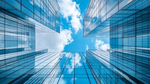 仰视现代玻璃幕墙摩天大楼