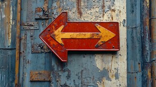 生锈双箭头指示牌特写