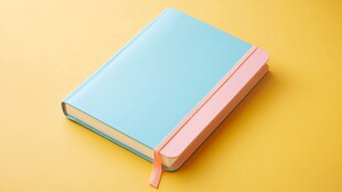蓝粉配色笔记本置于黄背景