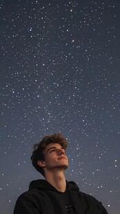 仰望星空的沉思青年