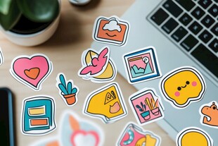 可爱创意贴纸摆放在桌面上