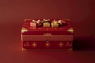 喜庆红礼盒配精致小礼品