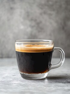 玻璃杯中浓郁的黑咖啡