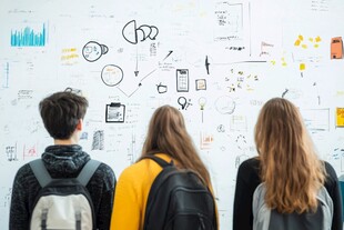 学生们专注看墙上海报