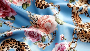 蓝底花卉豹纹链条印花布料