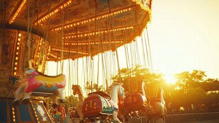 夕阳下旋转的梦幻旋转木马