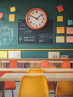 教室一角的时钟与桌椅