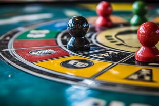 经典桌游场景 多彩棋子布局