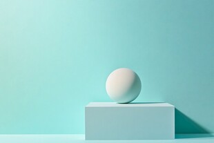 浅蓝色背景上的白色球体