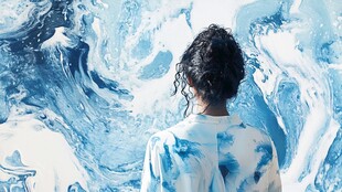 女孩凝望梦幻蓝色艺术浪潮