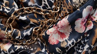 花豹纹布料上的金色链条