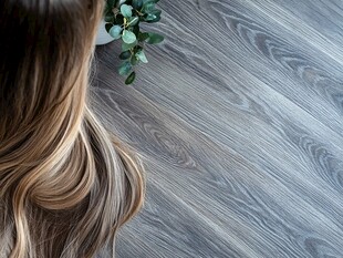 柔顺卷发与绿植木地板