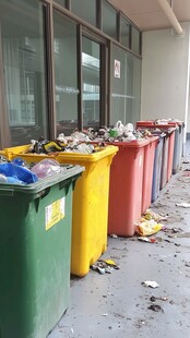垃圾满溢的多彩垃圾桶