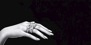 奢华钻戒装点优雅玉手