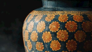 复古花纹陶瓷花瓶特写
