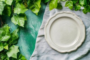 绿叶环绕的素雅餐盘