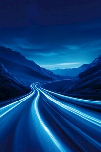 蓝色夜景下的蜿蜒公路