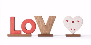 木质爱心与 LOVE 摆件