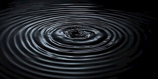 水滴落水面泛起层层涟漪